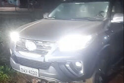 «Cabriteros» abandonan lujosa camioneta con el motor en marcha y luces encendidas en un barrio de CDE