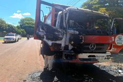 Quema intencional de camión recolector en el barrio Remansito