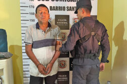 Aprehenden a hombre por amenazar a una anciana, daños materiales y agredir a perros en barrio Santa Ana