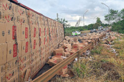 Camión repleto de cigarrillos vuelca tras esquivar un bache en Puente Kyjha