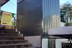 Construyen CASILLA de 2 PISOS en espacio público VENDIDO por funcionarios municipales con AVAL del intendente Dani Pereira Mujica.