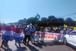 Docentes realizan cierres parciales e intermitentes de la Ruta PY02 en rechazo a cambios en la Caja Fiscal