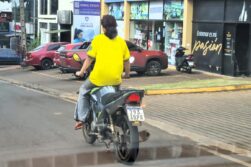 Terrible IRRESPONSABILIDAD: joven usa TANQUE de su MOTO como ASIENTO.