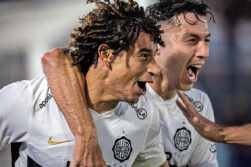 Olimpia ruge en el Defensores: Venció 3-2 a Trinidense en un partidazo.