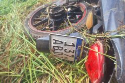 Dos fallecidos en choque entre automóvil y motocicleta