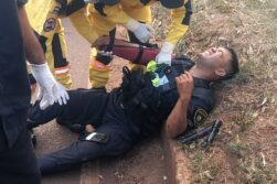 POLICIA sufre LESIONES varias al CHOCAR con su MOTO contra un vehículo en Ciudad del Este