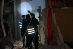 ASALTANTES usaron ARMAMENTO PESADO para robar banco en NARANJAL, parte de los BILLETES se MANCHARON