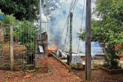Habría incendiado la casa de su madre y escapó hacia el río Paraná