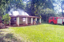 Cortocircuito causa incendio y deja sin vivienda a un anciano.