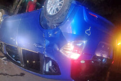 Vuelco, alcohol y rebeldía: dos hombres detenidos tras accidentarse en un auto «mau» en Remansito