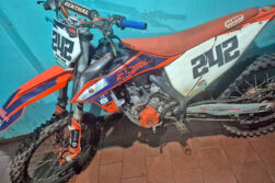 Cayó al pavimento mientras hacía piruetas y le incautaron moto sin chapa