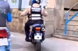 “ZORRO” con ropa nueva TRANSITA por la VEREDA con su MOTO en zona comercial Ciudad del Este.