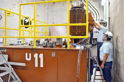 Profesionales de ITAIPU realizan el mantenimiento trianual de la U11 en la central hidroeléctrica