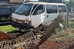 Abandonan furgón con chapa paraguaya y chofer salta a un río para evitar captura con contrabando