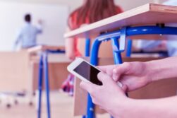 Concretan media sanción del proyecto que prohíbe uso de celulares en instituciones educativas