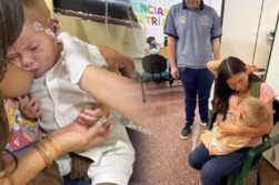 Niño INDÍGENA con GRAVE INFECCIÓN en el oído era USADO para PEDIR DINERO en la zona comercial de Ciudad del Este.