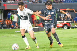 Frenazo en el Defensores: El «Rayadito» rescata un punto ante el líder Olimpia