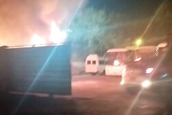 Voraz incendio consume cinco vehículos de una empresa de transporte en Hernandarias