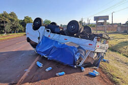 Conductor volcó su vehículo tras quedarse dormido sobre la Ruta PY06
