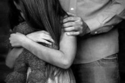 Degenerado fue descubierto mientras abusaba de su hija adolescente