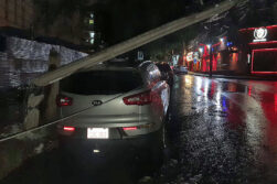 Camión engancha cable y provoca caída de columna sobre vehículo en el microcentro de CDE