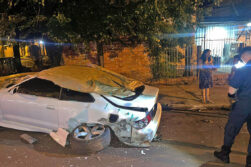 Ebrio al volante provoca aparatoso choque contra un auto estacionado en el barrio San José