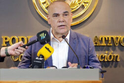 Titular del Congreso renuncia a bonificaciones y presenta proyecto para suprimirlas