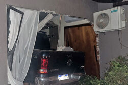 Perdió el control de su camioneta y terminó incrustada en su propia sala