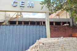 Intendente de CDE y RASTREROS anuncian inicio de 80 obras de EMPEDRADOS, pero no TERMINAN aulas de ROBÓTICAS.