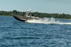 Policía Federal del BRASIL tiene una nueva LANCHA BLINDADA para patrullar el Lago de ITAIPU