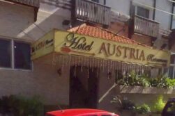 Servicio con “cariñosas” termina en disturbio y taxis con parabrisas roto