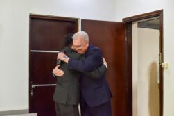 ABRAZO y REGALOS entre gobernador y titular del Ministerio Público, y el caso de la asistente fiscal, Mirna Wolf…?