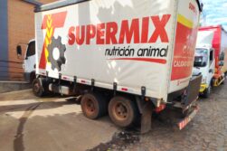 Chofer de la empresa TROCIUK (SUPERMIX) muestra GENITALES y ORINA en una vereda en Ciudad del Este.
