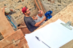 Albañil de 74 años resultó herido tras caer de una altura de tres metros en una escuela