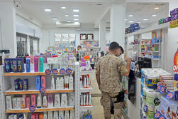 Delincuentes se llevan dinero, celulares y hasta insulinas tras asaltar una farmacia.