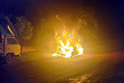 Queman camioneta BMW en el Km 10 Acaray