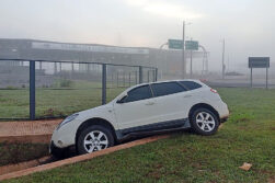 Densa neblina provoca la caída de una camioneta en una cuneta frente al Puente de la Integración