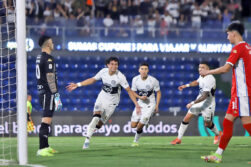 Olimpia golea a Nacional y se dispara en la cima del Apertura