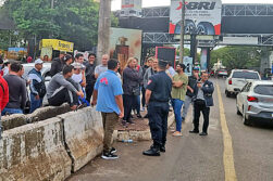 Transportistas se concentran en zona primaria y no descartan cierre del Puente de la Amistad