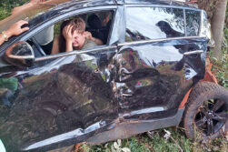 Joven sobrevive tras violento choque contra un árbol en la Ruta PY07