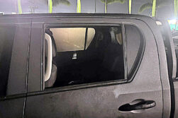 Tortoleros roban arma y objetos de valor tras romper ventanilla en estacionamiento.