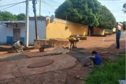 CANSADOS del ABANDONO municipal, pobladores se UNEN y REPARAN calles deterioradas en Ciudad del Este.