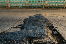 Comienza REPARACION PARCIAL de BACHES y RAJADURAS en la calza del Puente de la Amistad