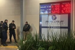 Rompen vidrio de casa de cambios y alarma evita posible robo