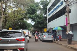 CAOS VEHICULAR en el barrio Boquerón: Padres en «DOBLE FILA» y total AUSENCIA MUNICIPAL frente a conocido colegio