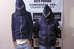 Dos «charruas» detenidos tras moquetearse en la via publica