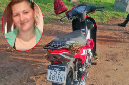 Mujer muere tras perder el control de su motocicleta y chocar contra un mástil.