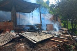 Incendio consume vivienda precaria en Ciudad del Este y deja a una mujer con quemaduras leves