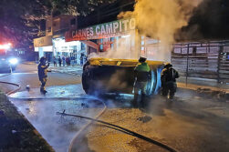 Automóvil vuelca y queda totalmente calcinado tras aparatoso accidente en CDE.