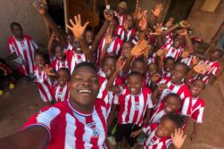 El MUNDIAL más allá de las CANCHAS: La ALBIRROJA llega al corazón de UGANDA.
